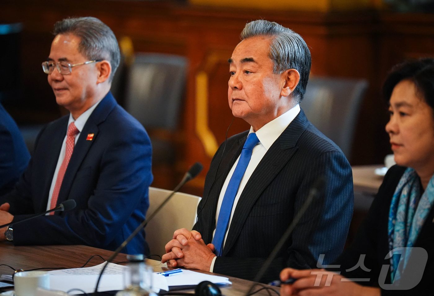 (런던 AFP=뉴스1) 우동명 기자 = 왕이 중국 외교부장이 13일(현지시간) 런던을 방문해 데이비드 래미 영국 외무장관과 회담을 하고 있다. 2025.02.14ⓒ AFP=뉴스1