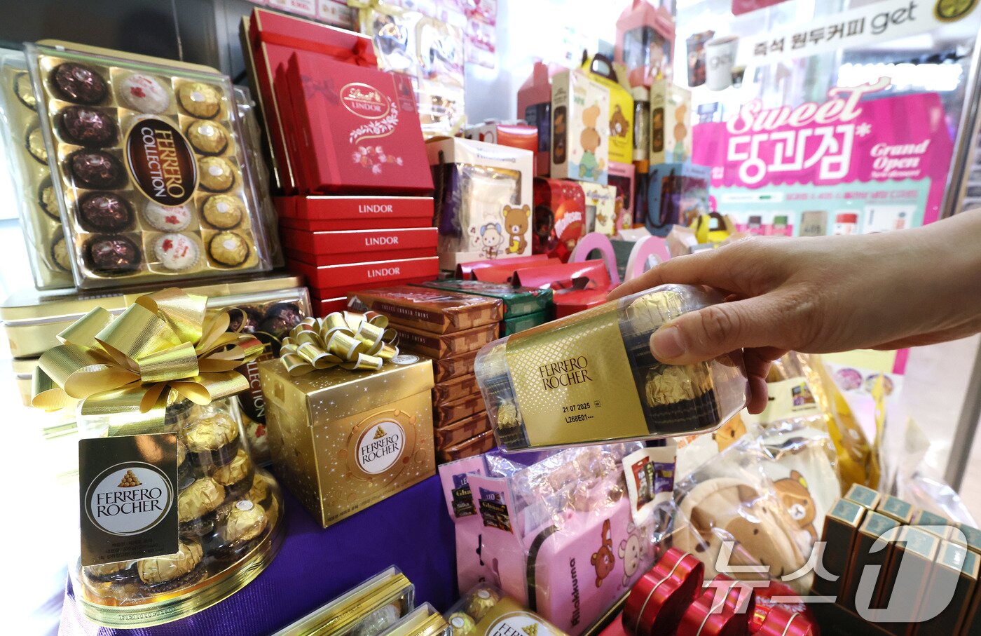 본문 이미지 - 서울 시내 한 편의점에 초콜릿이 진열되어 있다.. 2025.2.14/뉴스1 ⓒ News1 임세영 기자