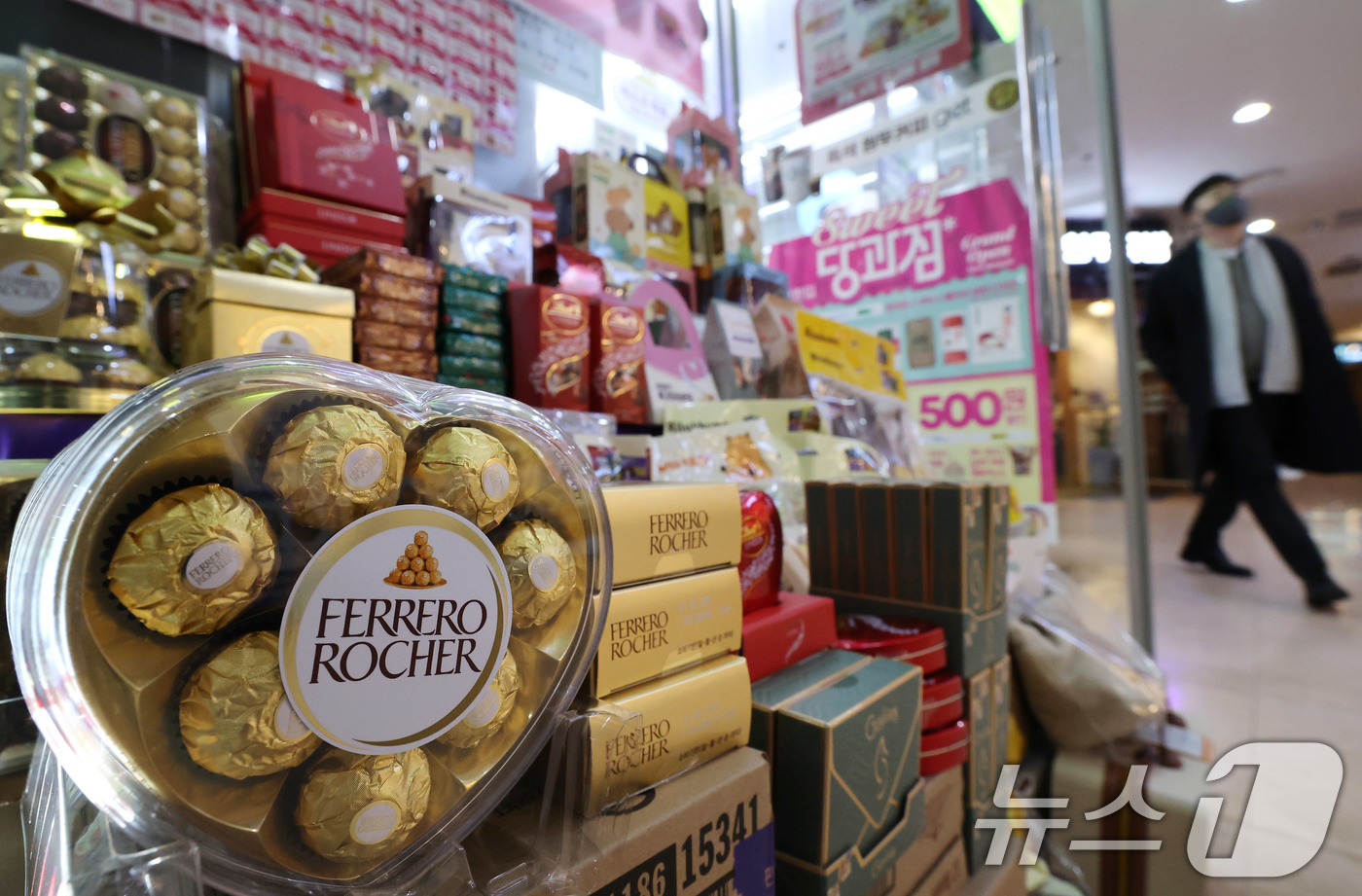 (서울=뉴스1) 임세영 기자 = 밸런타인 데이인 14일 서울 시내 한 편의점에 초콜릿이 진열되어 있다.13일 미국 뉴욕 국제상업거래소(ICE) 선물거래소에 따르면 전날(12일) 기 …