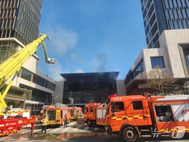 본문 이미지 - 14일 오전 부산 기장군 반얀트리 호텔 신축 공사장에서 화재가 발생해 현재까지 6명이 심정지 상태에 빠졌다. 부산소방재난본부 등에 따르면 119구조대는 화재 현장에 있던 인부 등을 헬기로 구조하는 등 인명 구조에 총력을 기울이고 있다. &#40;부산소방재난본부 제공, 재판매 및 DB 금지&#41;2025.2.14/뉴스1