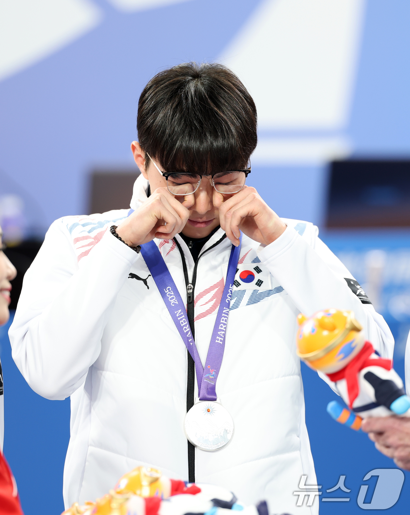 (하얼빈(중국)=뉴스1) 이승배 기자 = 14일 중국 헤이룽장성 하얼빈시 핑팡컬링아레나에서 열린 하얼빈 동계아시안게임 남자 컬링 결승전 한국과 필리핀의 경기에서 은메달을 차지한 컬 …