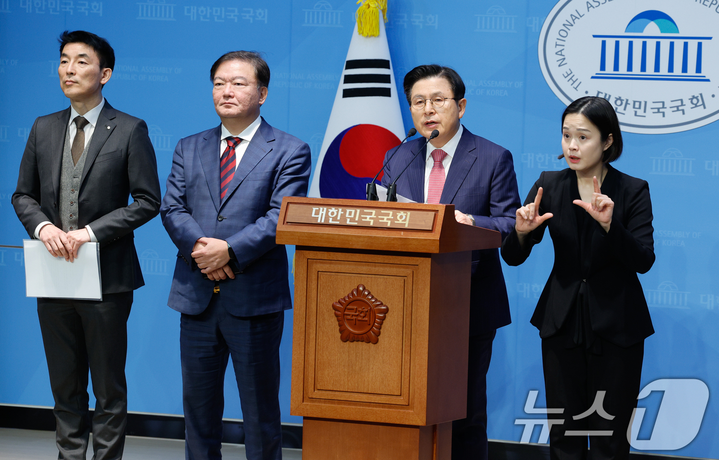 (서울=뉴스1) 안은나 기자 = 황교안 전 국무총리(오른쪽 두번째부터)와 민경욱 전 의원, 이하상 변호사(김용현 전 국방부 장관 변호인)가 14일 서울 여의도 국회 소통관에서 윤석 …