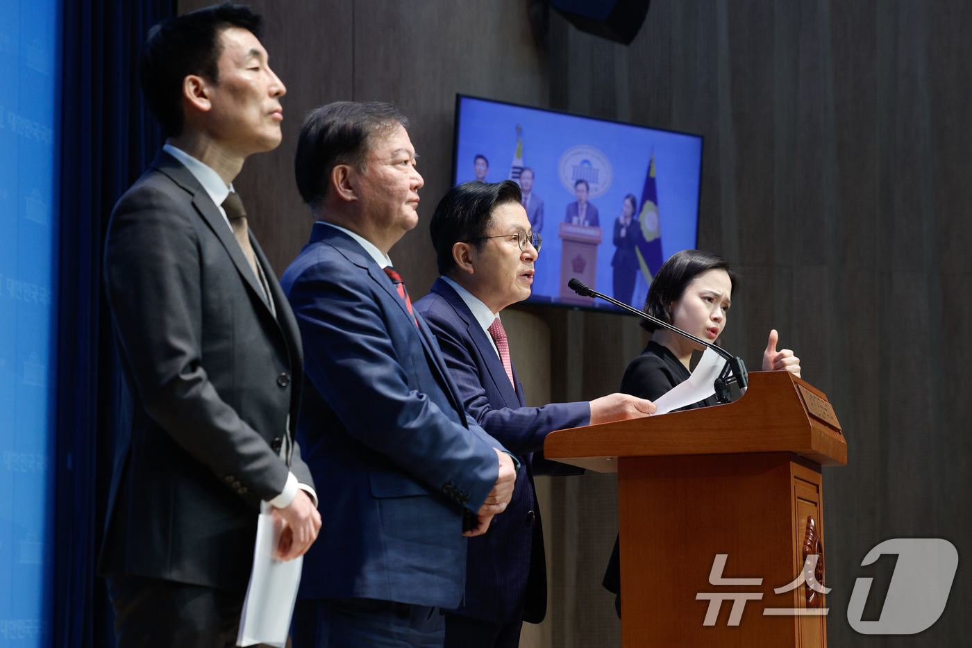 (서울=뉴스1) 안은나 기자 = 황교안 전 국무총리(오른쪽 두번째부터)와 민경욱 전 의원, 이하상 변호사(김용현 전 국방부 장관 변호인)가 14일 서울 여의도 국회 소통관에서 윤석 …