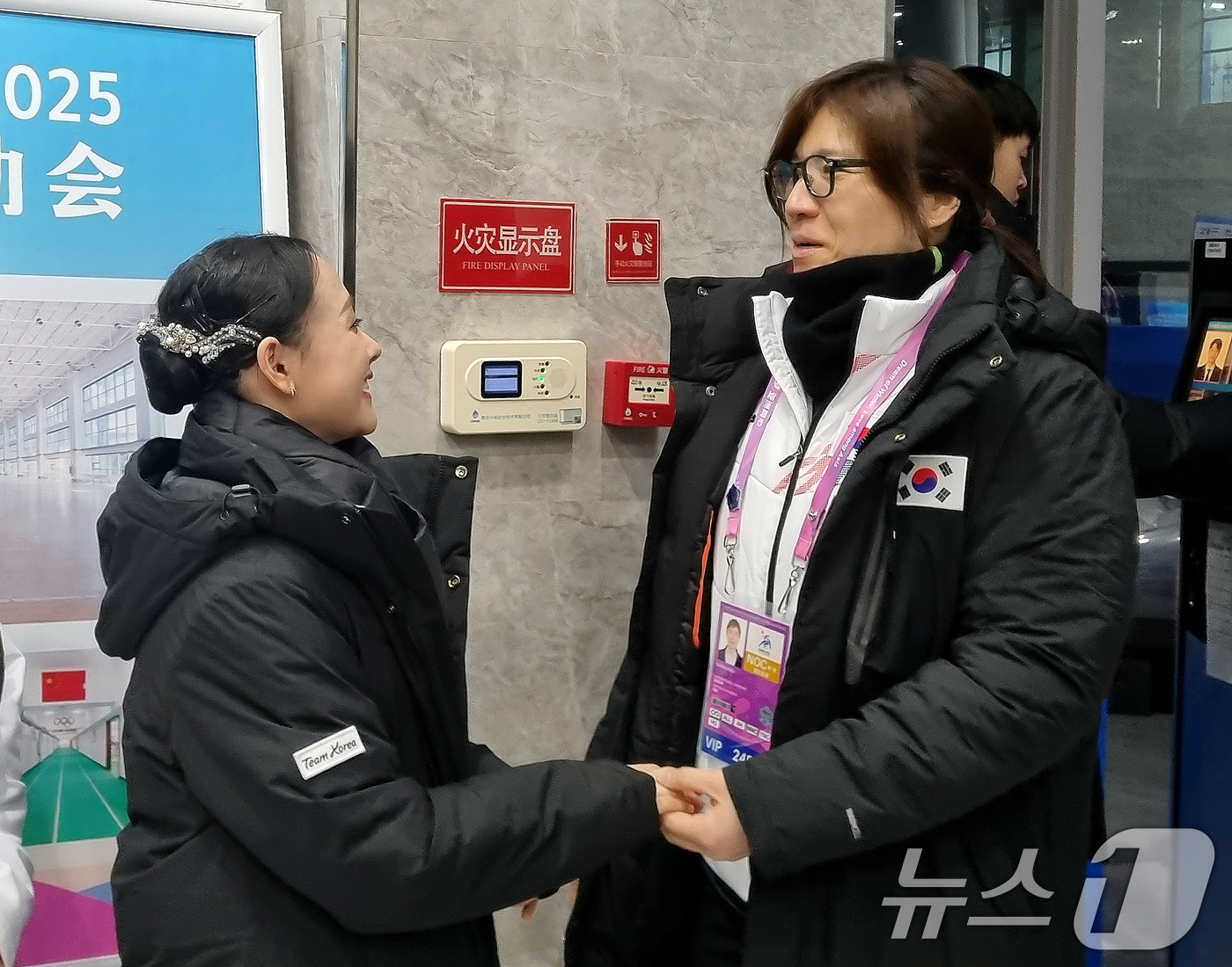 (서울=뉴스1) = 장미란 문화체육관광부 제2차관이 지난 13일(현지시간) 중국 헤이룽장 빙상훈련센터 다목적홀을 방문, 피겨 여자싱글에서 금메달을 차지한 김채연을 격려하고 있다. …