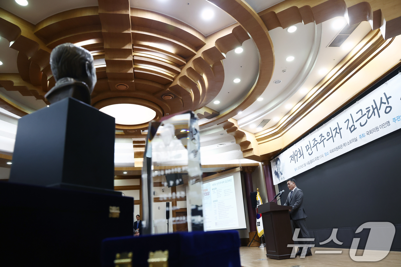 (서울=뉴스1) 김민지 기자 = 14일 오전 서울 여의도 국회 의원회관에서 열린 '제9회 민주주의자 김근태상 시상식'에서 제8회 수상자인 박정훈 전 해병대 수사단장(대령)이 인사말 …