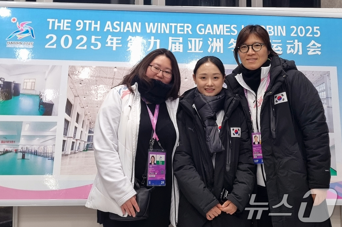 (서울=뉴스1) = 장미란 문화체육관광부 제2차관이 지난 13일(현지시간) 중국 헤이룽장 빙상훈련센터 다목적홀을 방문, 피겨 여자 싱글에서 금메달을 차지한 김채연 선수를 격려한 뒤 …