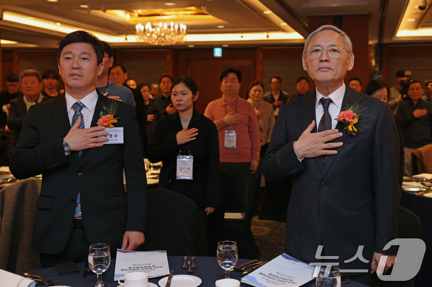 (서울=뉴스1) = 14일 서울 중구 롯데호텔에서 열린 2025 관광인 신년인사회에서 유인촌 문화체육관광부 장관 등 참석자들이 국기에 대한 경례를 하고 있다. (문화체육관광부 제공 …