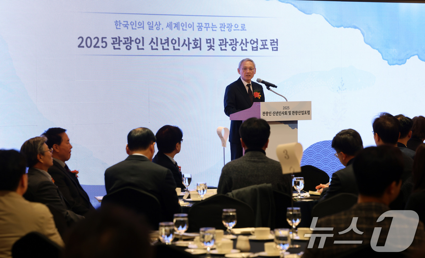 (서울=뉴스1) = 유인촌 문화체육관광부 장관이 서울 중구 롯데호텔에서 열린 2025 관광인 신년인사회에서 인사말을 하고 있다.  (문화체육관광부 제공. 재판매 및 DB 금지) 2 …