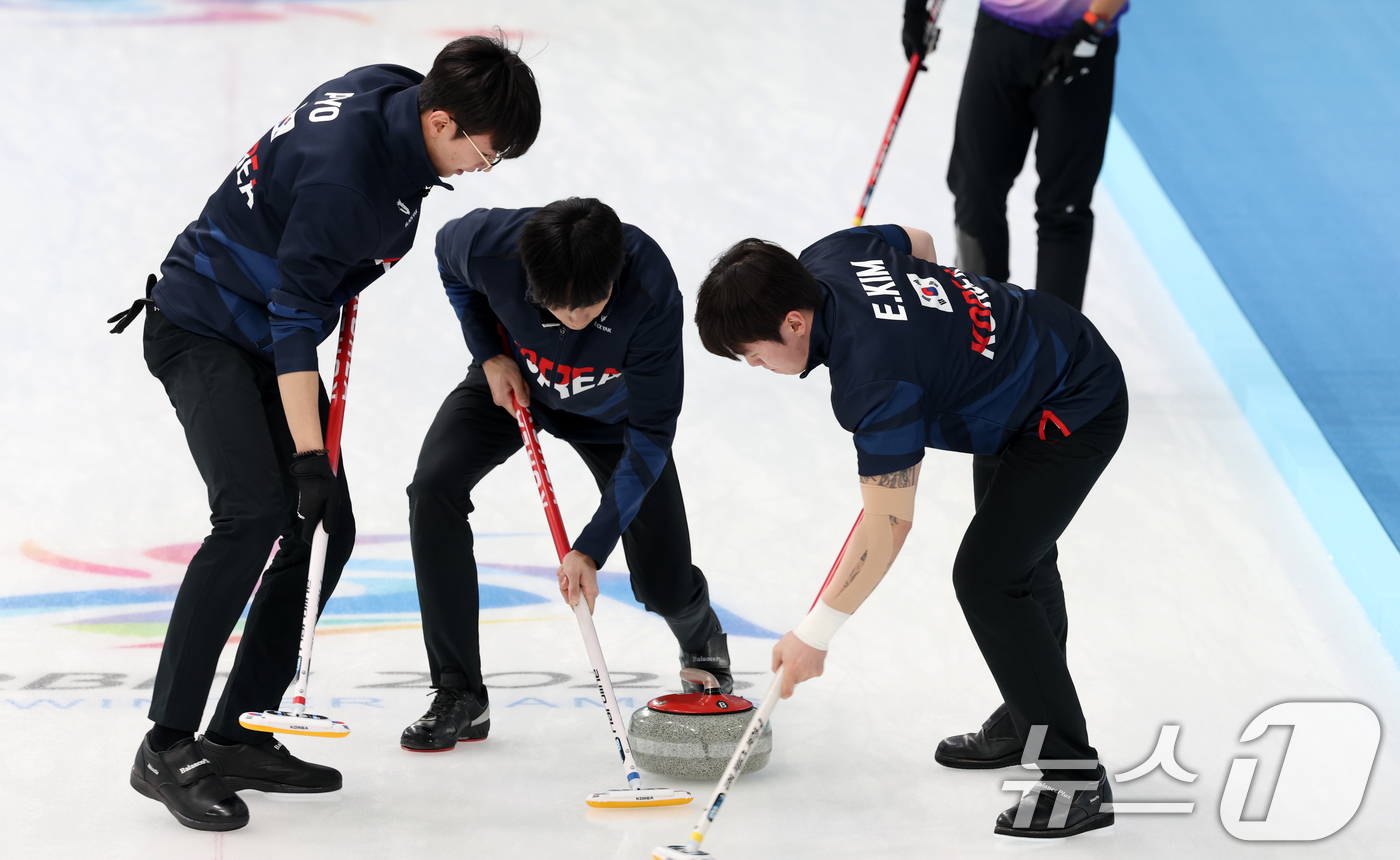 (하얼빈(중국)=뉴스1) 이승배 기자 = 14일 중국 헤이룽장성 하얼빈시 핑팡컬링아레나에서 열린 하얼빈 동계아시안게임 남자 컬링 결승전 한국과 필리핀의 경기에서 대표팀 표정민, 김 …
