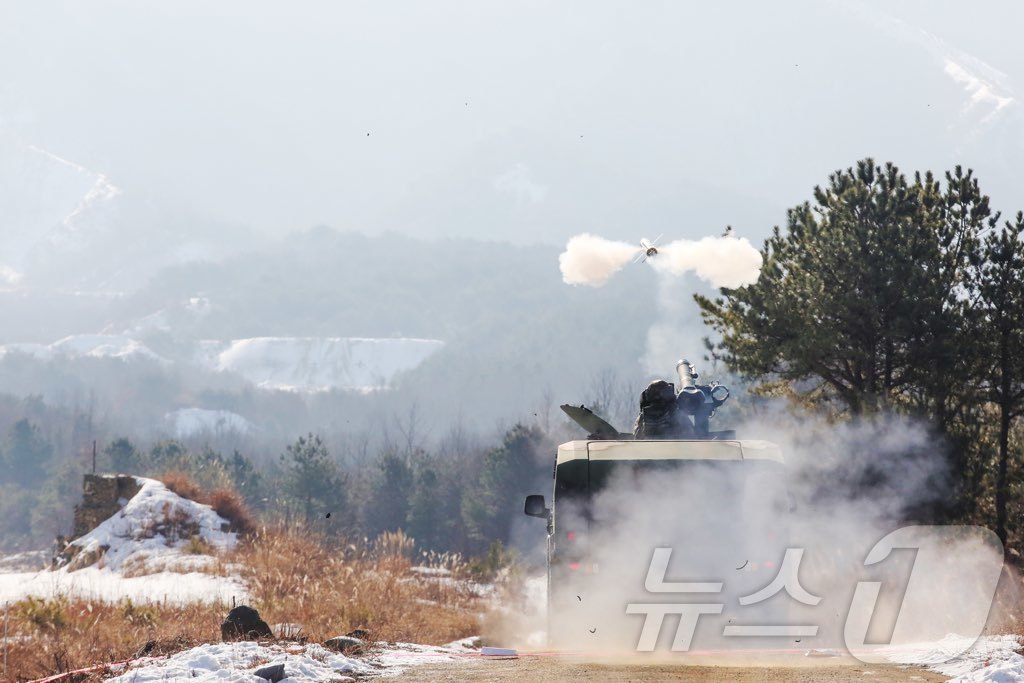 (양구=뉴스1) 한귀섭 기자 = 제12보병사단 장병들이 14일 강원 양구에 위치한 백두과학화훈련장에서 소형전술차량에 거치된 현궁 미사일을 발사하고 있다.(12사단 제공, 재판매 및 …