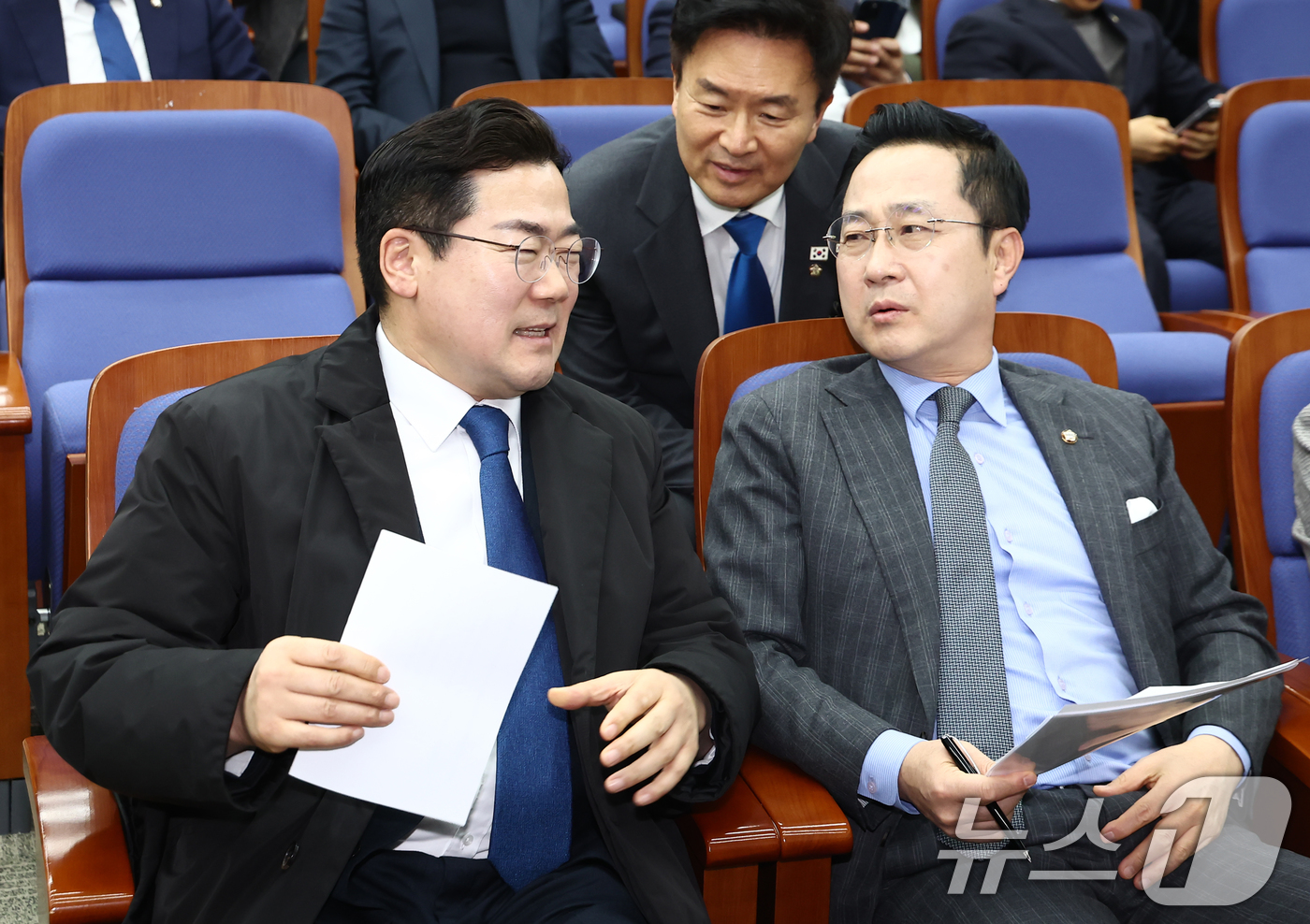 (서울=뉴스1) 김민지 기자 = 박찬대 더불어민주당 원내대표가 14일 오후 서울 여의도 국회에서 열린 의원총회에서 박성준 원내수석부대표와 대화하고 있다. 2025.2.14/뉴스1