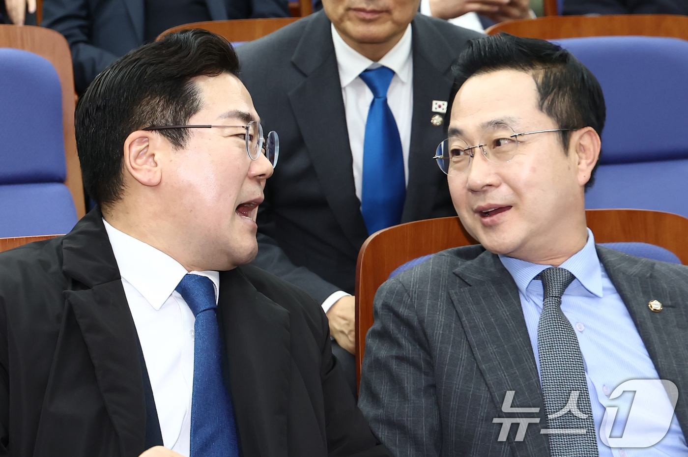 (서울=뉴스1) 김민지 기자 = 박찬대 더불어민주당 원내대표가 14일 오후 서울 여의도 국회에서 열린 의원총회에서 박성준 원내수석부대표와 대화하고 있다. 2025.2.14/뉴스1