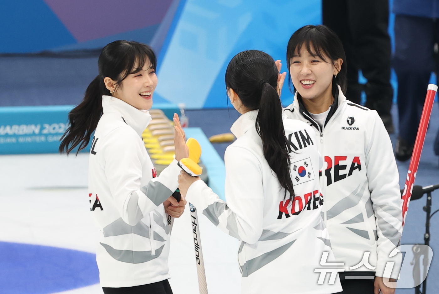 (하얼빈(중국)=뉴스1) 이승배 기자 = 14일 중국 헤이룽장성 하얼빈시 핑팡컬링아레나에서 열린 하얼빈 동계아시안게임 여자 컬링 결승전 한국과 중국의 경기에서 대표팀이 선전을 다짐 …