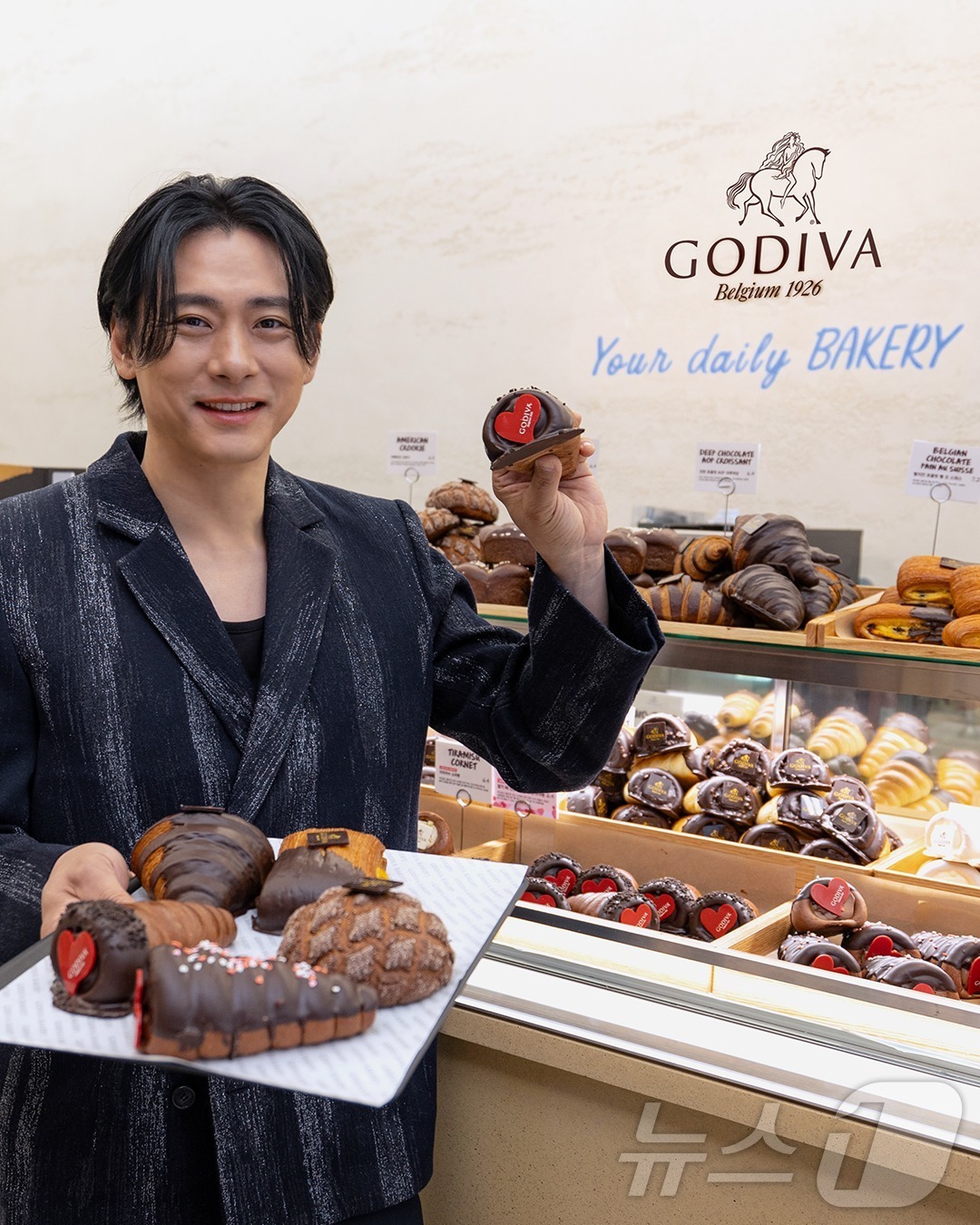 (서울=뉴스1) 권현진 기자 = 배우 유태오가 밸런타인데이를 앞두고 서울 강남구 고디바베이커리 카페 도산점을 방문해 포즈를 취하고 있다. (고디바 제공. 재판매 및 DB 금지) 2 …