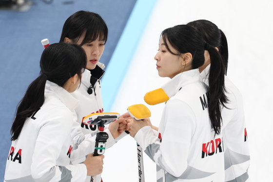 여자 컬링, 아쉬운 출발…첫 경기에서 미국에 패배