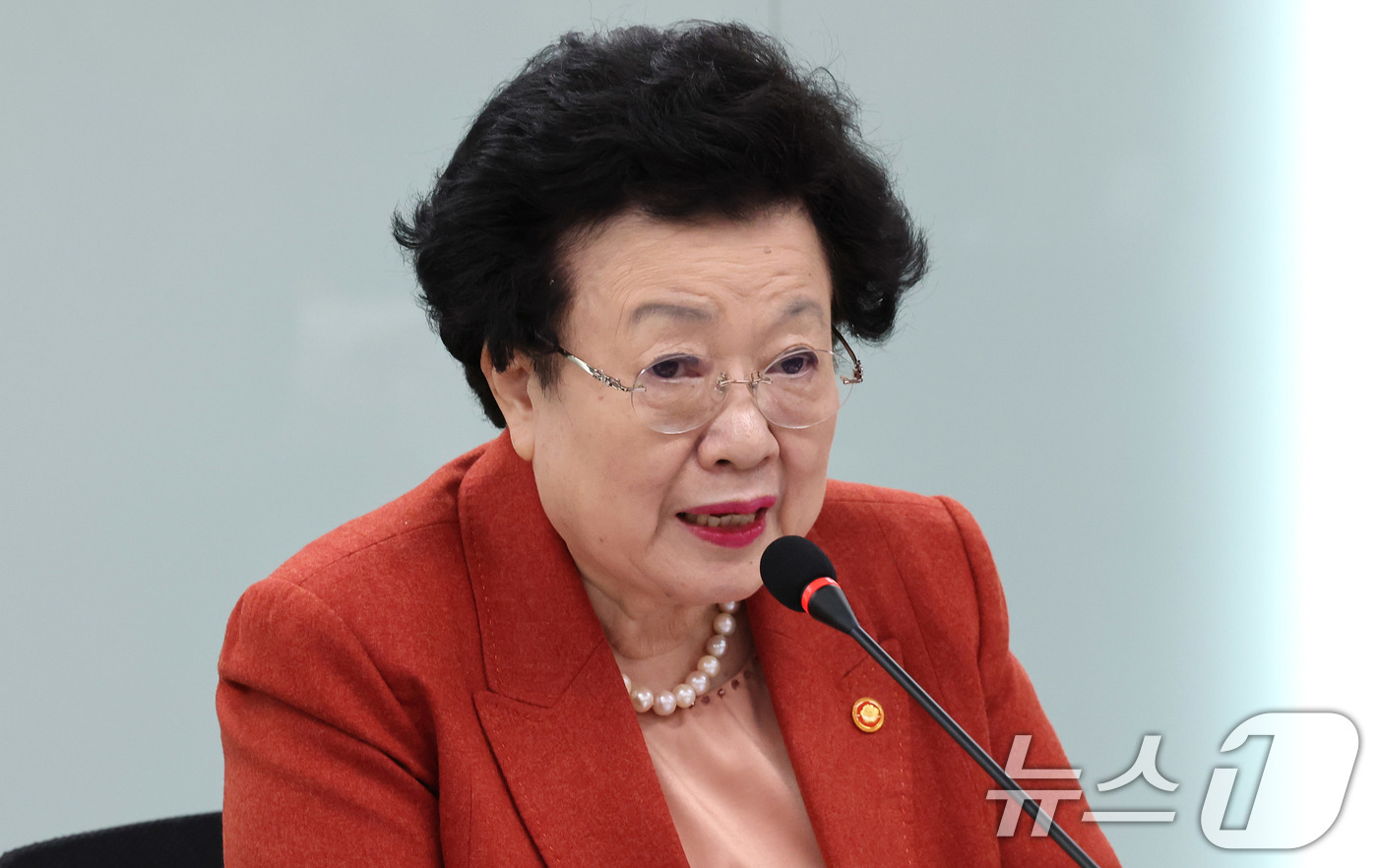 (서울=뉴스1) 임세영 기자 = 이배용 국가교육위원회 위원장이 14일 서울 종로구 정부서울청사에서 열린 제43차 국가교육위원회 회의에서 모두발언을 하고 있다. 2025.2.14/뉴 …