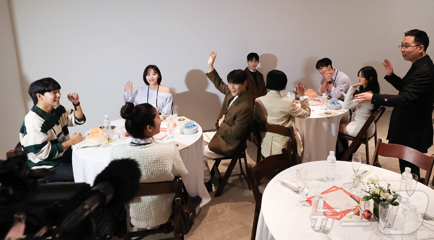 본문 이미지 - 14일 서울 용산구 한화손해보험 한남사옥에서 열린 서울시 ‘설렘, 아트 나잇’ 미혼남녀 만남 행사 프리뷰에서 참가 인플루언서들이 식사 및 러브 빙고 게임 시연을 하고 있다. 2025.2.14/뉴스1 ⓒ News1 허경 기자