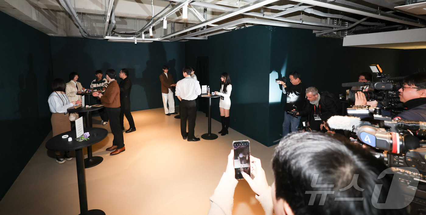 (서울=뉴스1) 허경 기자 = 14일 서울 용산구 한화손해보험 한남사옥에서 열린 서울시 ‘설렘, 아트 나잇’ 미혼남녀 만남 행사 프리뷰에서 참가 인플루언서들이 1:1 대화 시연을 …