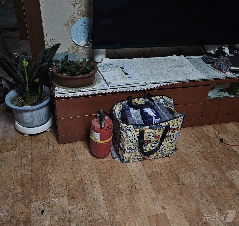 본문 이미지 - 불이 난 단독주택에 비치돼 있던 소화기.(동해소방서 제공) 2025.2.14/뉴스1