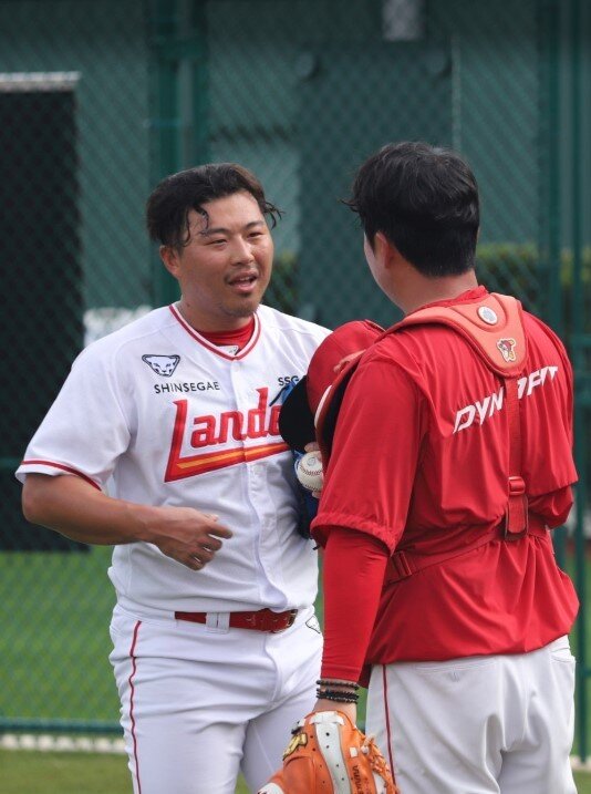 본문 이미지 - 착실히 스프링캠프를 소화 중인 SSG 좌완 한두솔(왼쪽). (SSG 랜더스 제공)