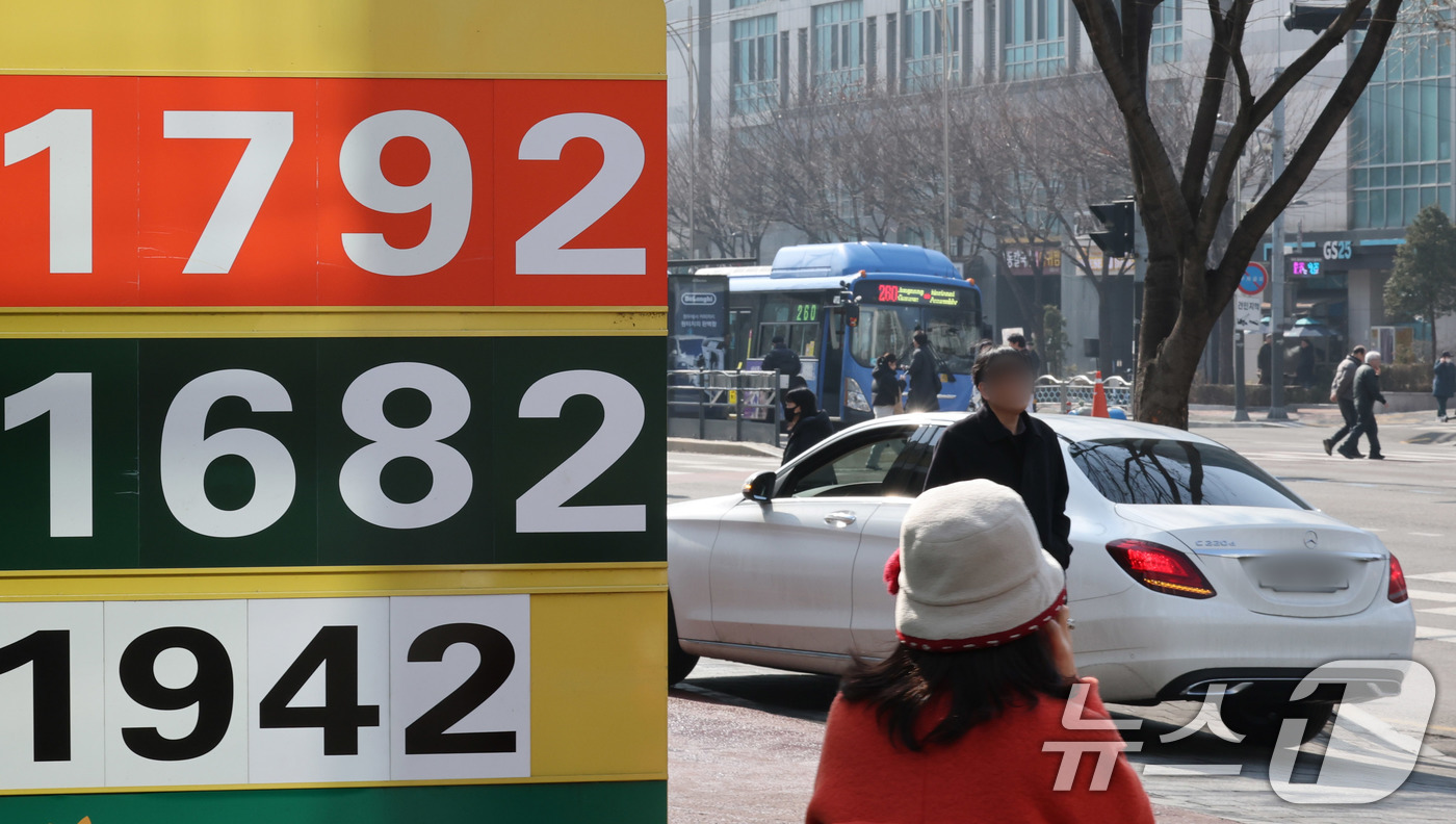 (서울=뉴스1) 박세연 기자 = 14일 서울시내 한 주유소에서 휘발유를 리터당 1792원에 판매하고 있다.높아진 환율과 유가 영향으로 수입 물가가 한 달 새 2% 넘게 올랐다.한국 …