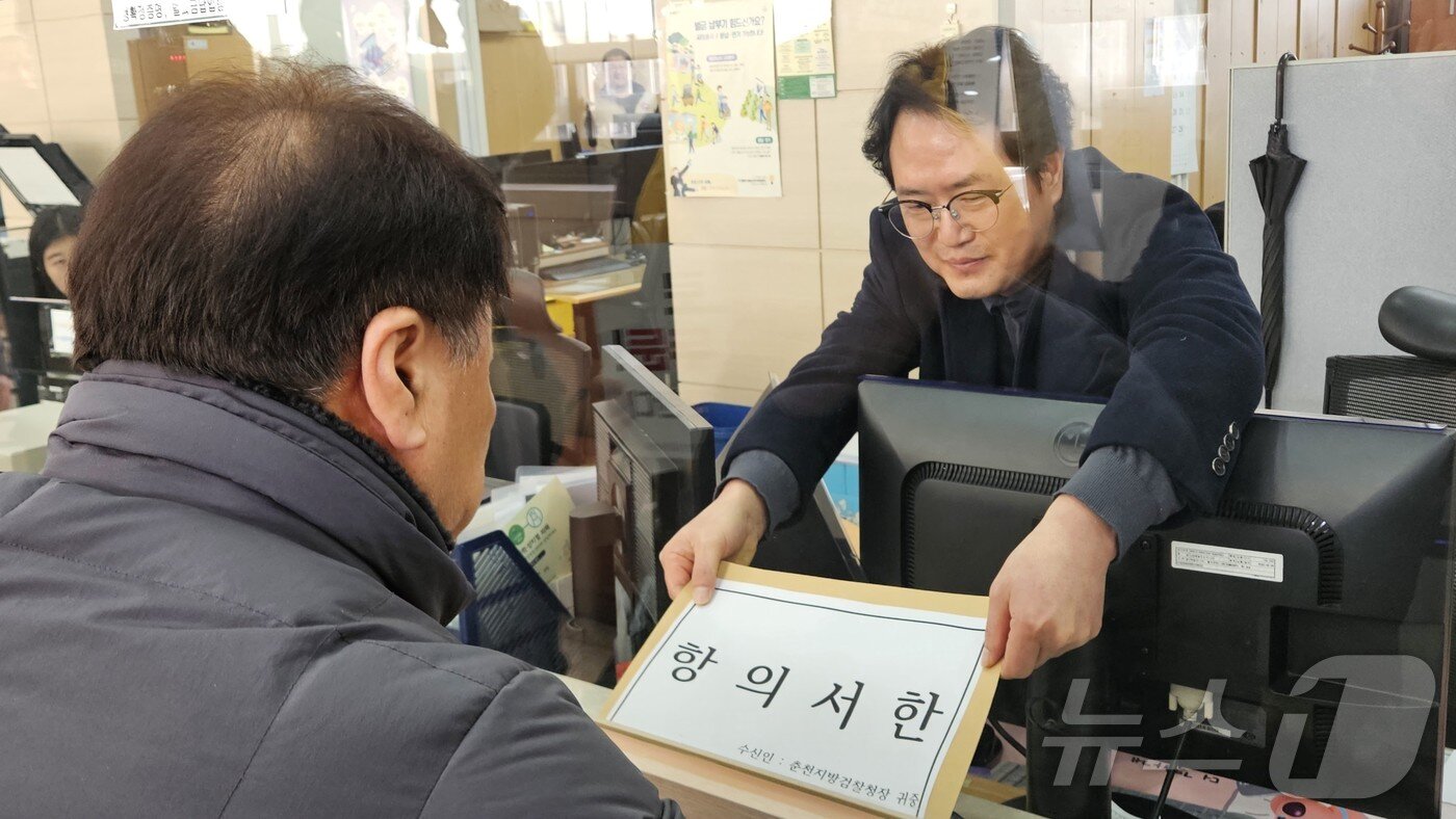본문 이미지 -  강원시민사회단체 관계자가 14일 춘천지검 민원실을 찾아 직원에게 이영림 춘천지검장의 발언에 대한 항의 서한을 전달하고 있다.2025.2.14 한귀섭 기자  