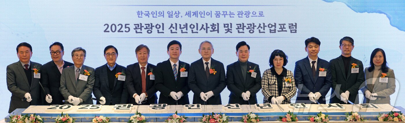 본문 이미지 - 유인촌 문화체육관광부 장관이 서울 중구 롯데호텔에서 열린 2025 관광인 신년인사회에서 새해를 맞아 기념 떡 케이크를 자르고 있다.&#40;문체부 제공&#41;