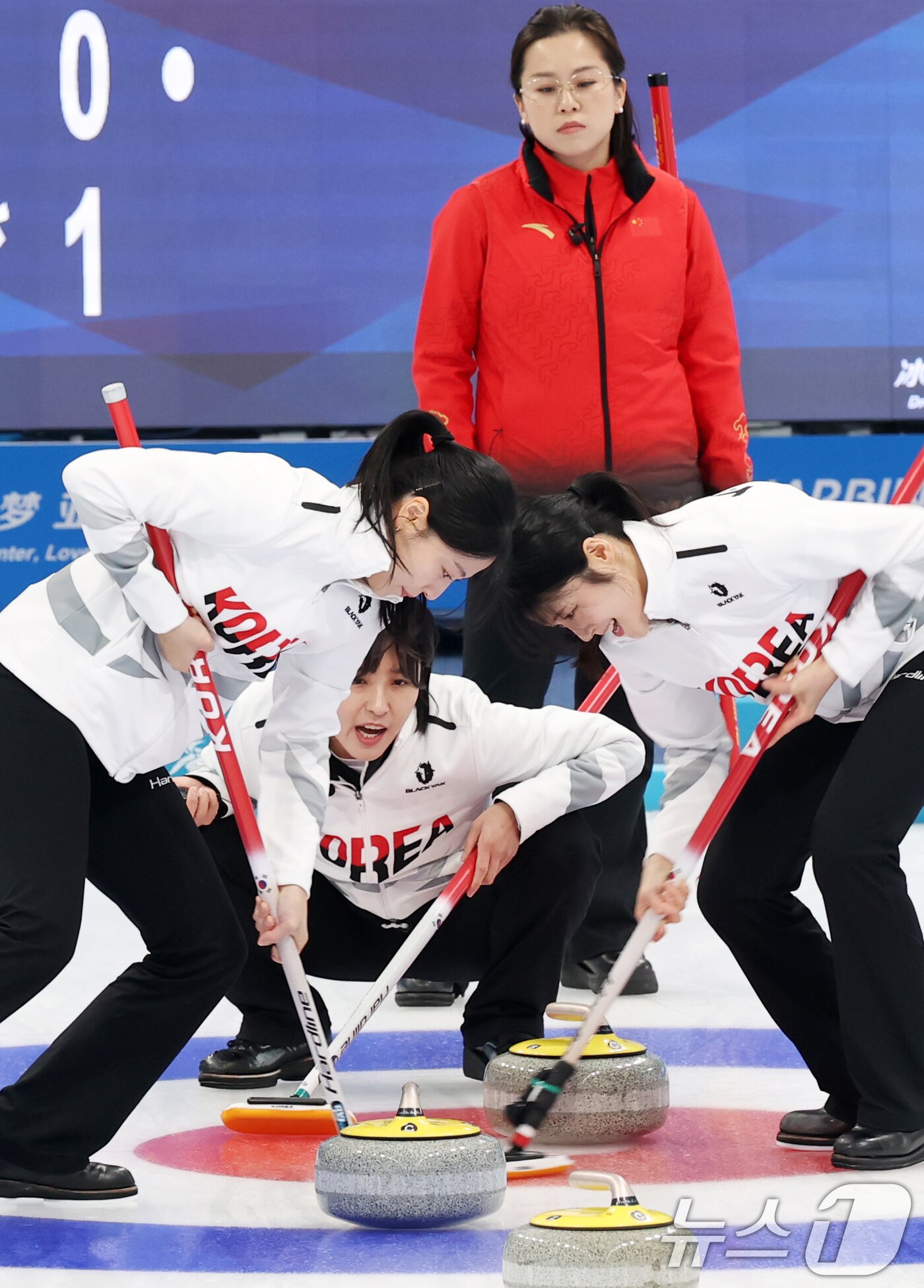 본문 이미지 - 스톤 투구 후 스위핑은 매우 중요한 요소다. / 뉴스1 DB ⓒ News1 이승배 기자