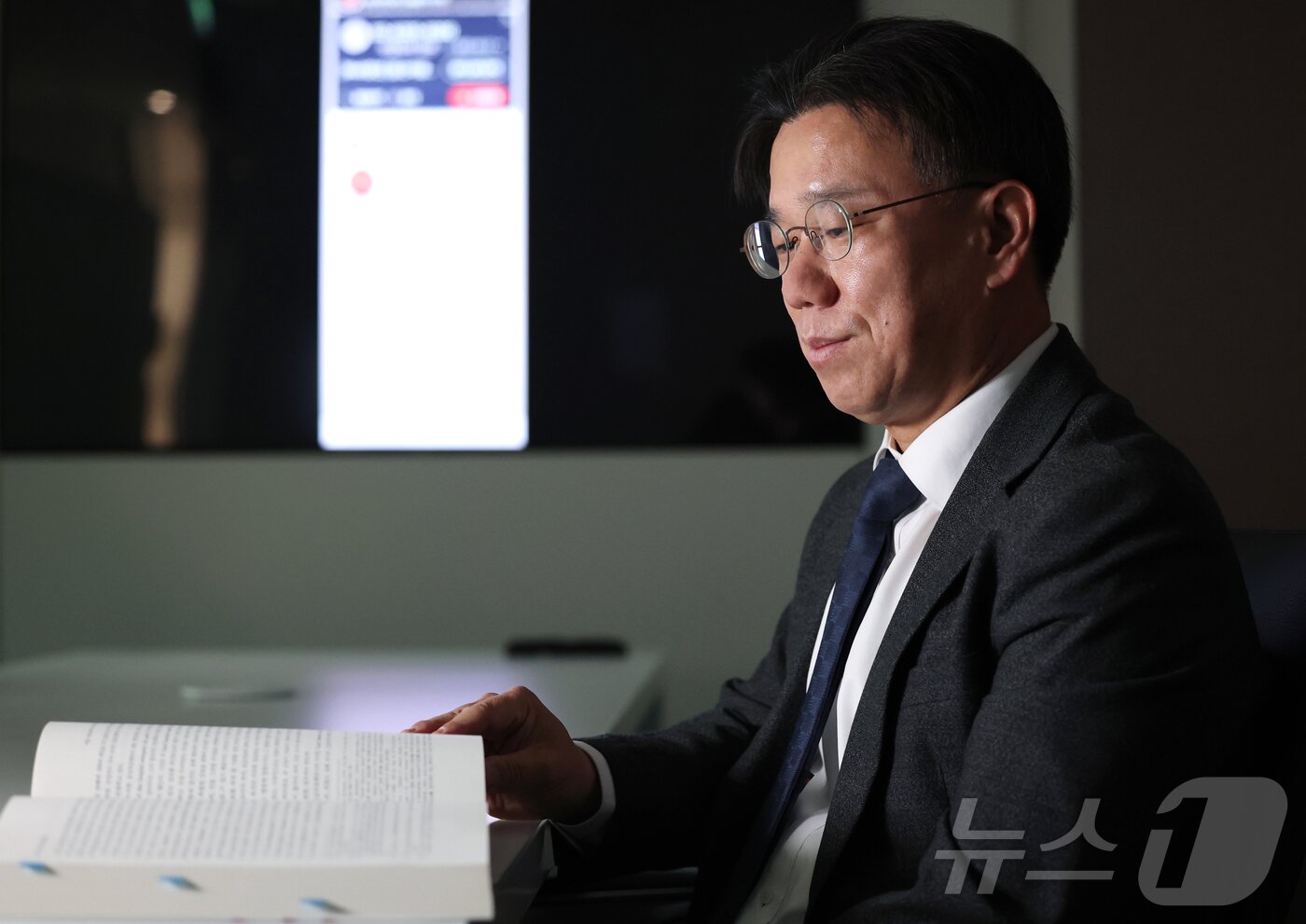 본문 이미지 - 박영호 부장판사가 뉴스1과의 인터뷰를 갖기 전 포즈를 취하고 있다. 2025.2.14/뉴스1 ⓒ News1 권현진 기자