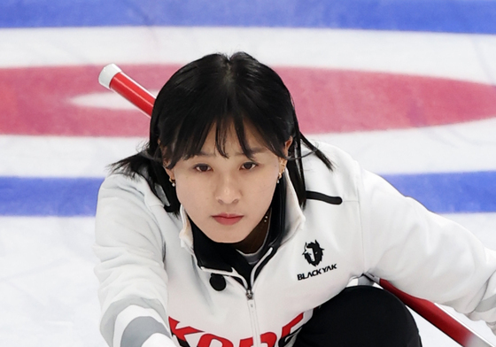 [밀라노 확대경]⑤ 밀고 닦고 외치고…'빙판 위의 체스' 컬링