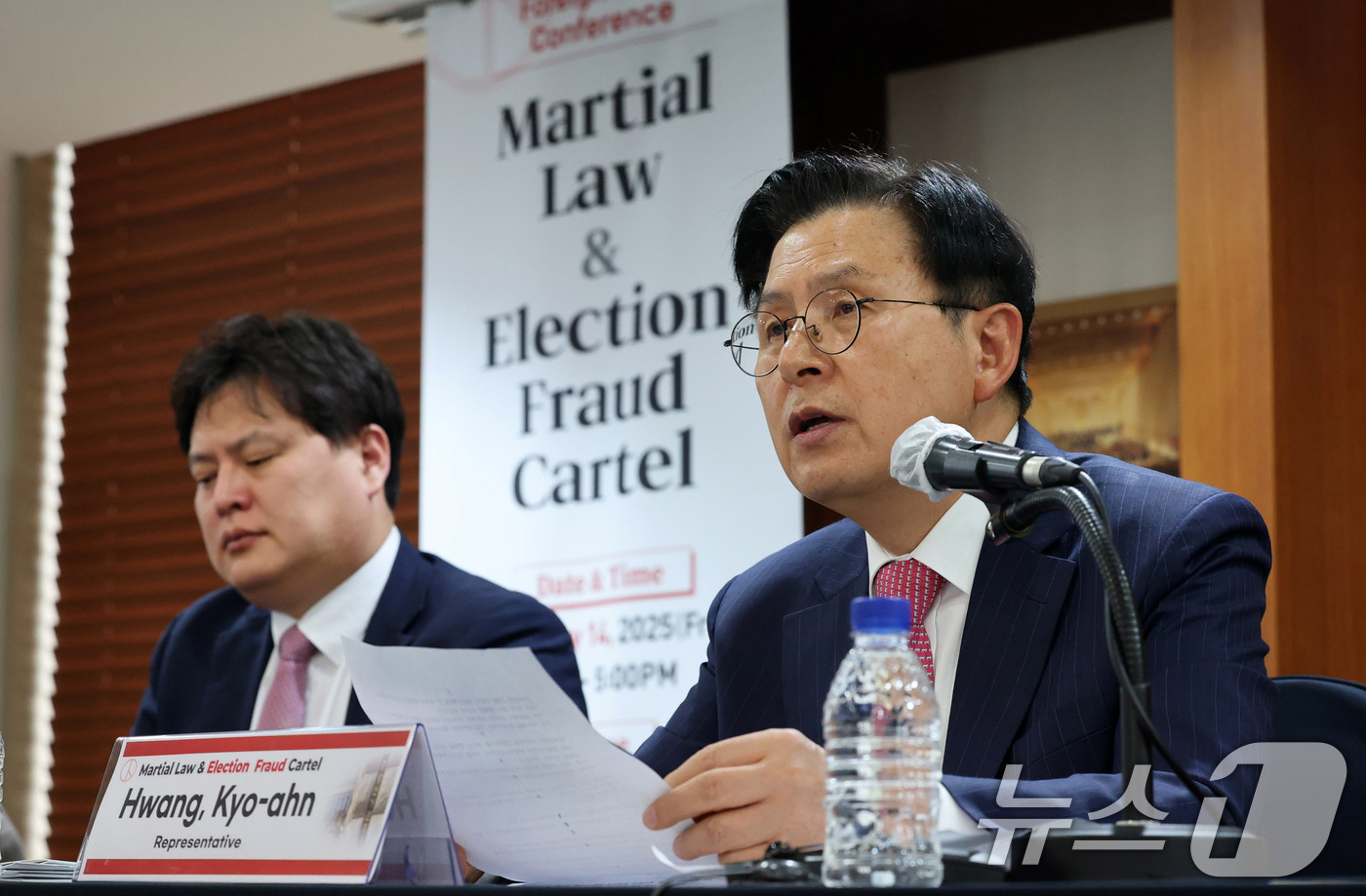 (서울=뉴스1) 박세연 기자 = 황교안 전 국무총리가 14일 서울 중구 한국프레스센터에서 ‘비상계엄과 부정선거 사기 카르텔’을 주제로 외신기자회견을 하고 있다. 2025.2.14/ …