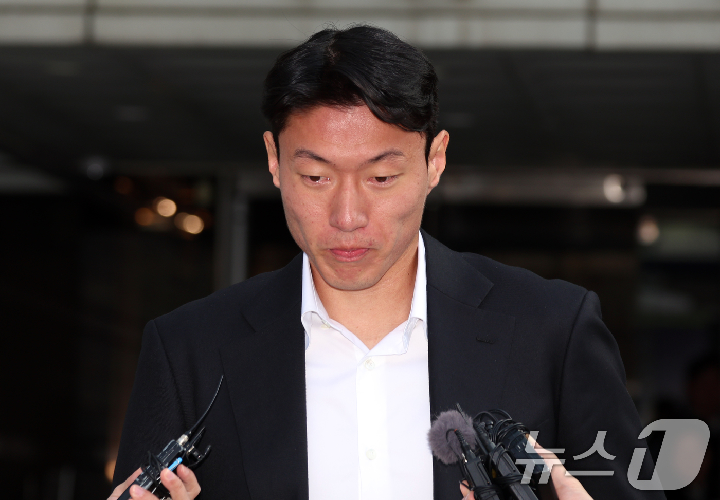 (서울=뉴스1) 김명섭 기자 = 황의조 전 축구 국가대표가 14일 오후 서울 서초구 서울중앙지방법원에서 열린 성폭력범죄의처벌등에관한특례법위반(카메라등이용촬영) 선고를 마치고 나오고 …