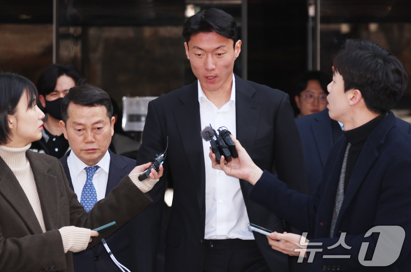 (서울=뉴스1) 김명섭 기자 = 황의조 전 축구 국가대표가 14일 오후 서울 서초구 서울중앙지방법원에서 열린 성폭력범죄의처벌등에관한특례법위반(카메라등이용촬영) 선고를 마치고 나오고 …