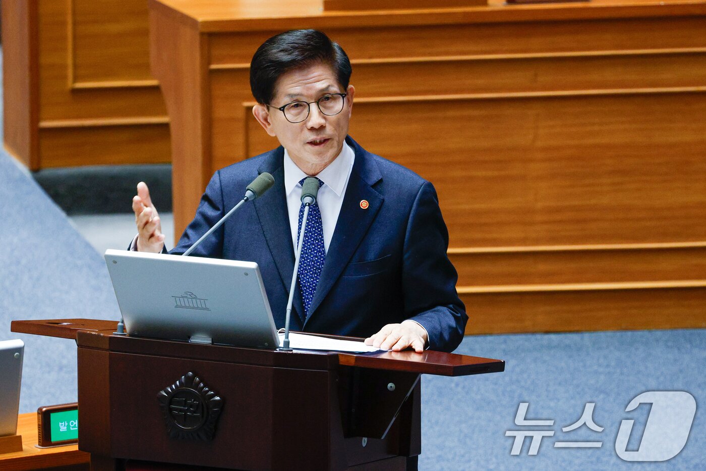 본문 이미지 - 김문수 고용노동부 장관이 14일 오후 서울 여의도 국회에서 열린 제422회국회&#40;임시회&#41; 제6차 본회의에서 임이자 국민의힘 의원의 교육·사회·문화에 관한 대정부 질문에 답하고 있다. 2025.2.14/뉴스1 ⓒ News1 안은나 기자