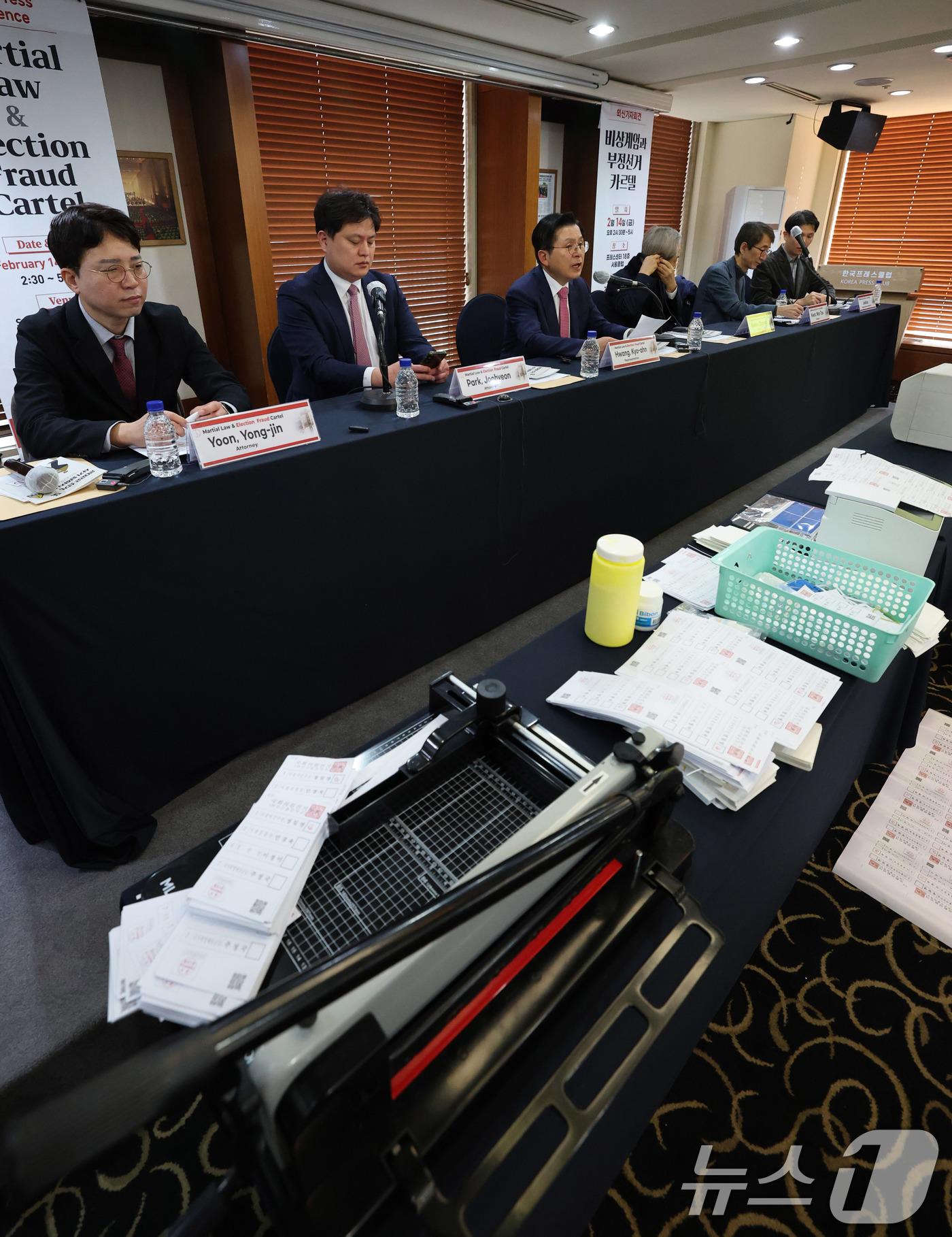 (서울=뉴스1) 박세연 기자 = 황교안 전 국무총리가 14일 서울 중구 한국프레스센터에서 ‘비상계엄과 부정선거 사기 카르텔’을 주제로 외신기자회견을 하고 있다. 2025.2.14/ …