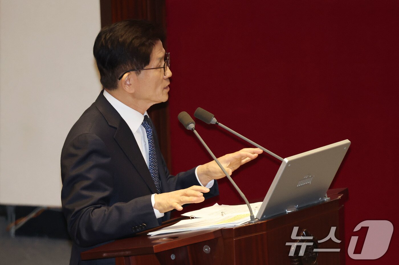 본문 이미지 - 김문수 고용노동부장관이 14일 오후 서울 여의도 국회에서 열린 제422회국회&#40;임시회&#41; 제6차 본회의 교육·사회·문화에 관한 대정부질문에서 임이자 국민의힘 의원 질의에 답하고 있다. 2025.2.14/뉴스1 ⓒ News1 이광호 기자