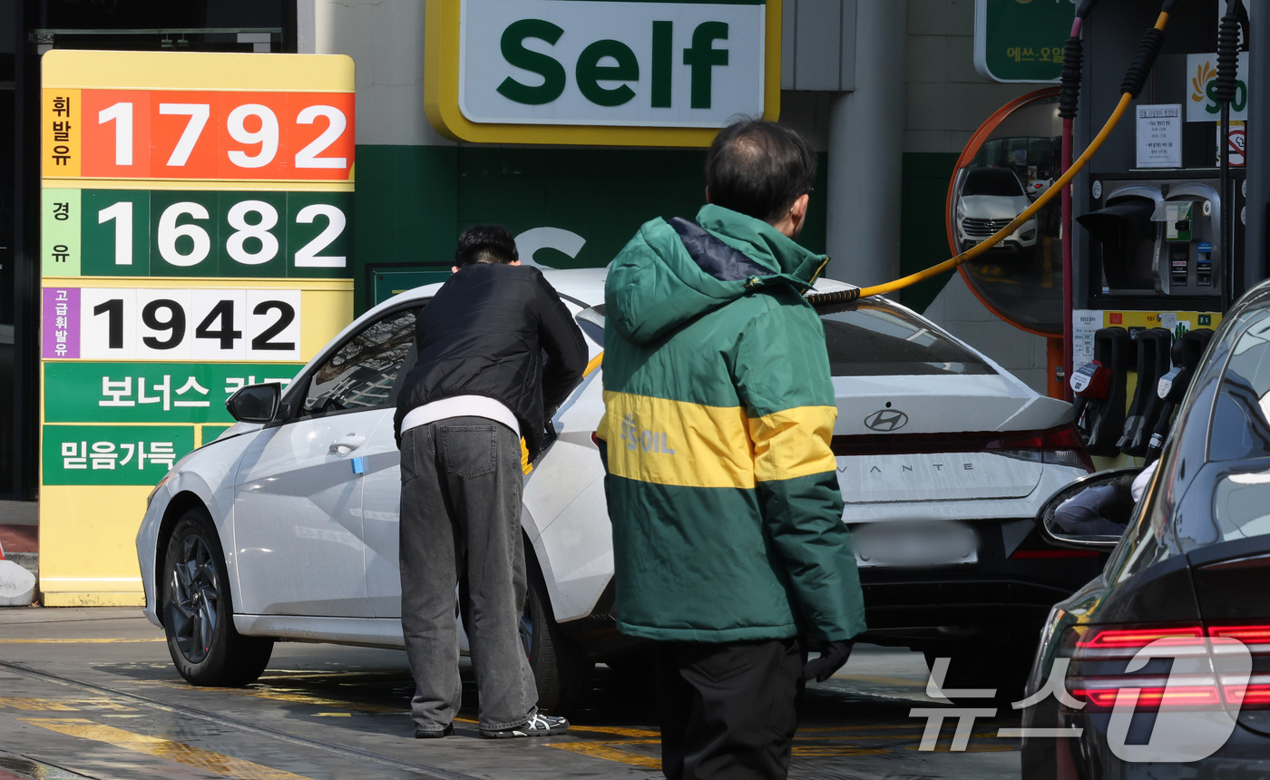 (서울=뉴스1) 박세연 기자 = 14일 서울시내 한 주유소에서 휘발유를 리터당 1792원에 판매하고 있다.높아진 환율과 유가 영향으로 수입 물가가 한 달 새 2% 넘게 올랐다. 한 …