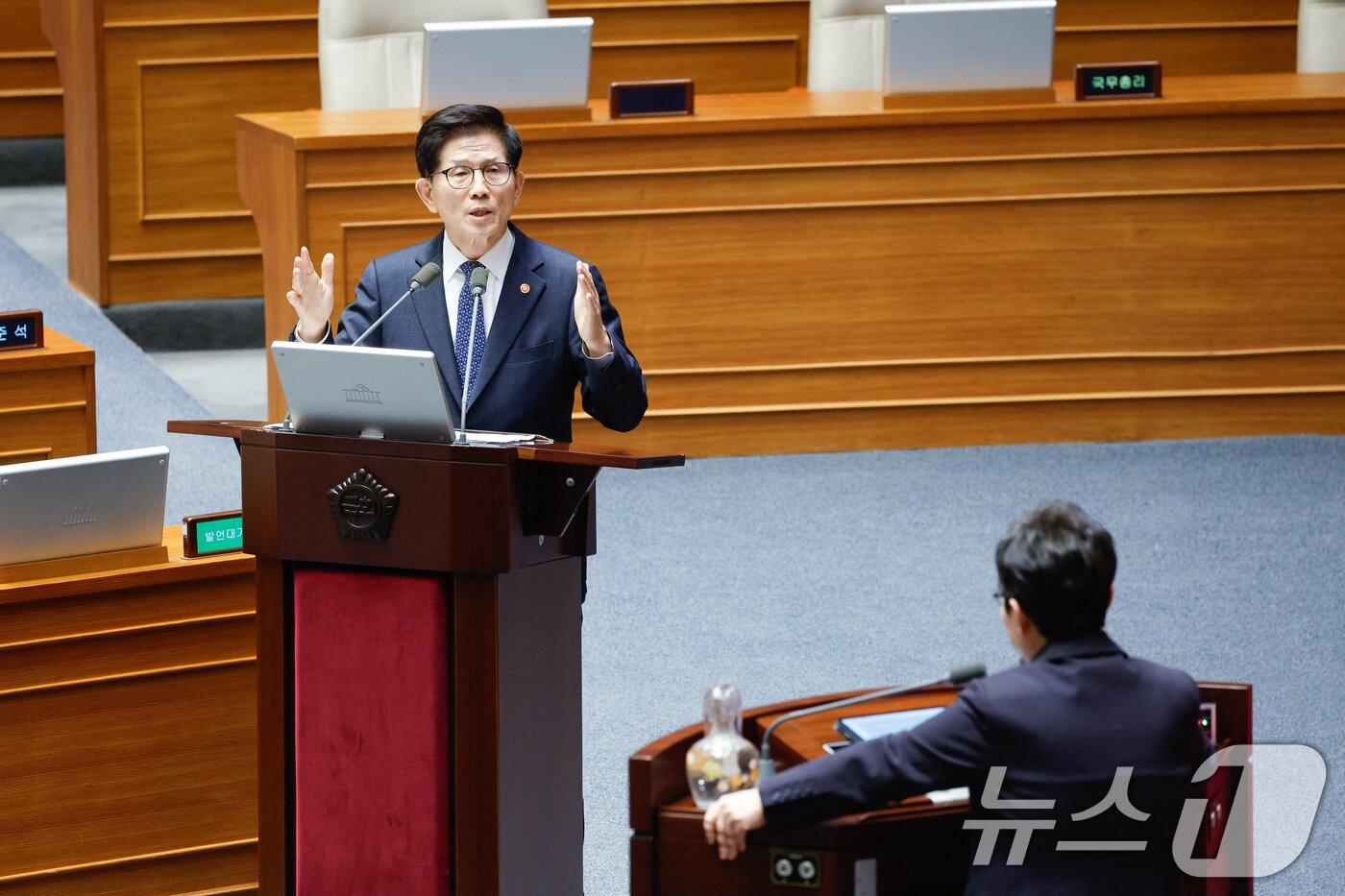 본문 이미지 - 김문수 고용노동부 장관이 14일 오후 서울 여의도 국회에서 열린 제422회국회(임시회) 제6차 본회의에서 임이자 국민의힘 의원의 교육·사회·문화에 관한 대정부 질문에 답하고 있다. 2025.2.14/뉴스1 ⓒ News1 안은나 기자