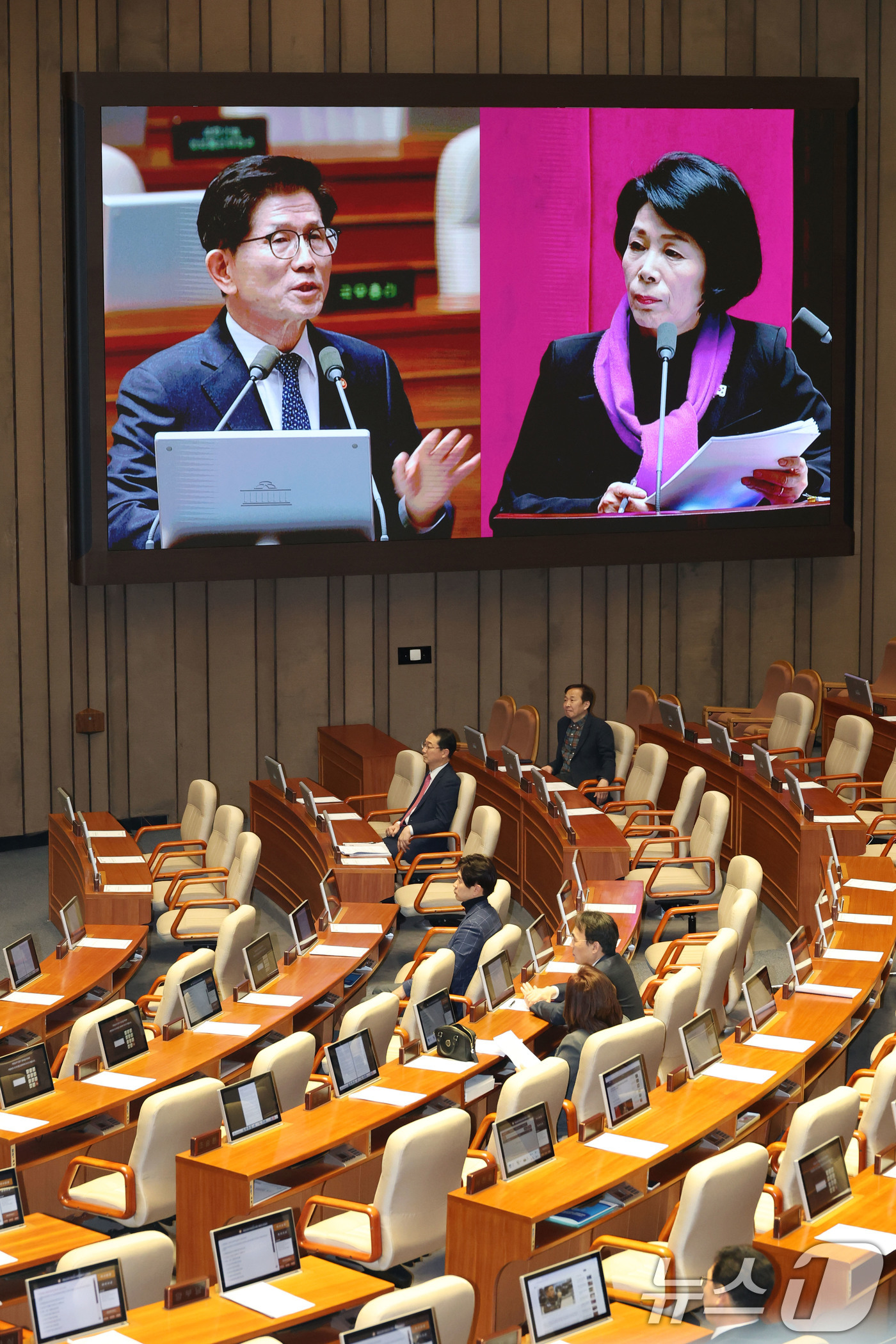 (서울=뉴스1) 이광호 기자 = 김문수 고용노동부 장관이 14일 오후 서울 여의도 국회에서 열린 제422회국회(임시회) 제6차 본회의 교육·사회·문화에 관한 대정부질문에서 최민희 …