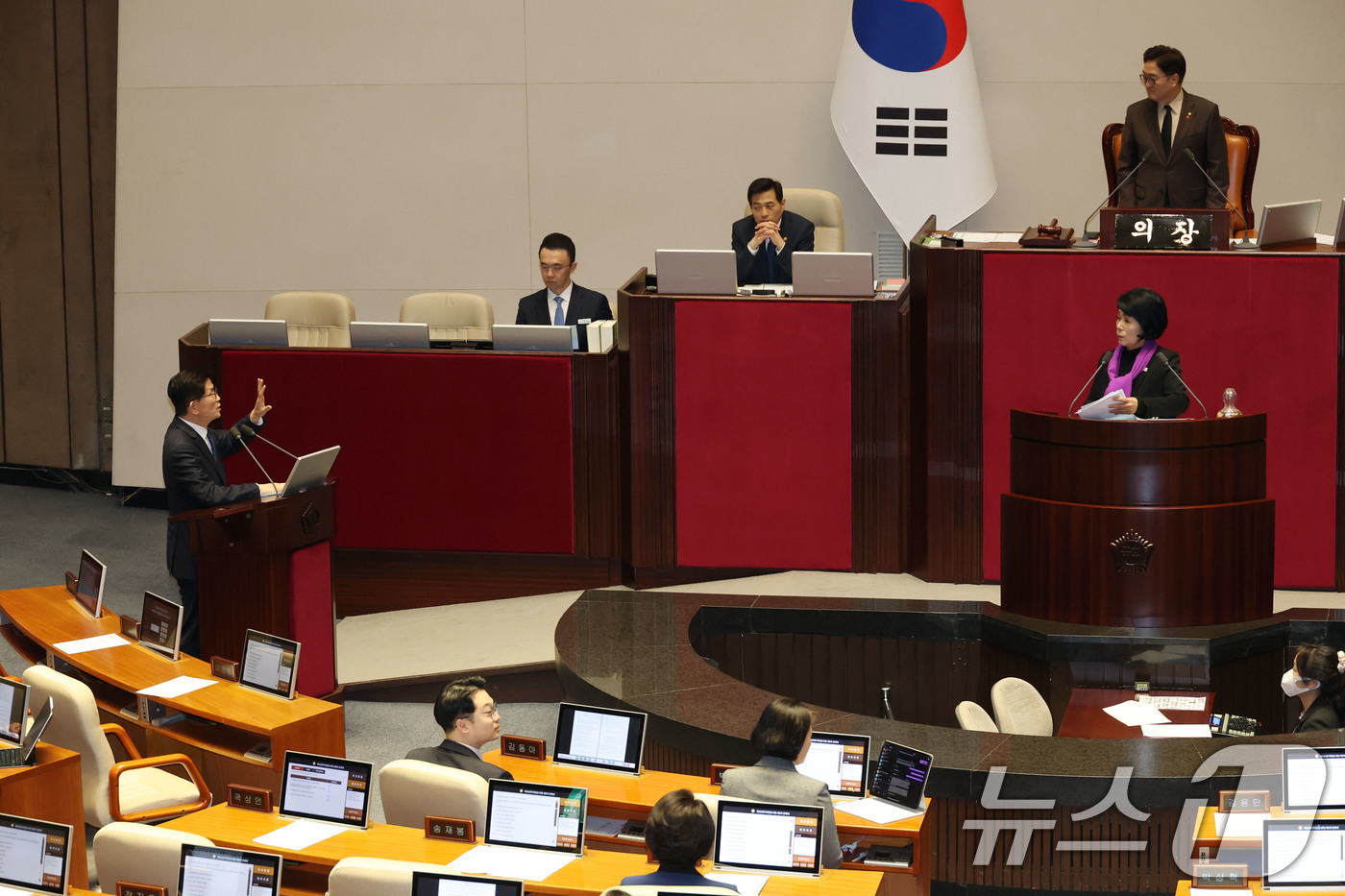 (서울=뉴스1) 이광호 기자 = 김문수 고용노동부 장관이 14일 오후 서울 여의도 국회에서 열린 제422회국회(임시회) 제6차 본회의 교육·사회·문화에 관한 대정부질문에서 최민희 …