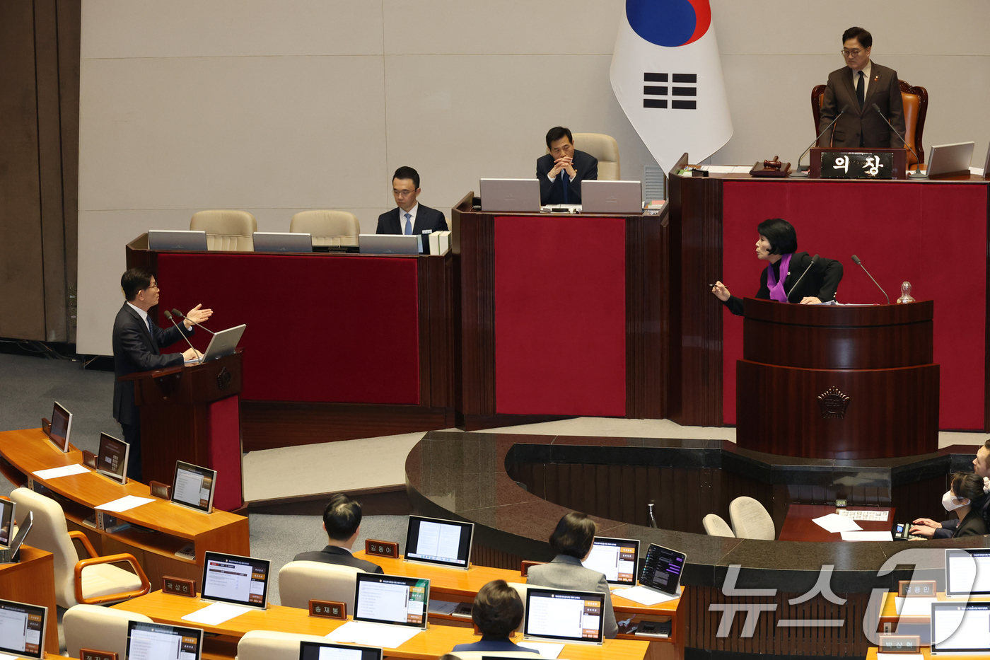 (서울=뉴스1) 이광호 기자 = 김문수 고용노동부 장관이 14일 오후 서울 여의도 국회에서 열린 제422회국회(임시회) 제6차 본회의 교육·사회·문화에 관한 대정부질문에서 최민희 …