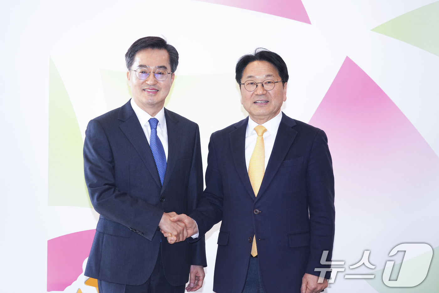 (광주=뉴스1) 박준배 기자 = 강기정 광주시장이 14일 오후 광주시청 접견실에서 김동연 경기도지사와 만나 악수를 하고 있다. (광주시 제공. 재판매 및 DB 금지)2025.2.1 …