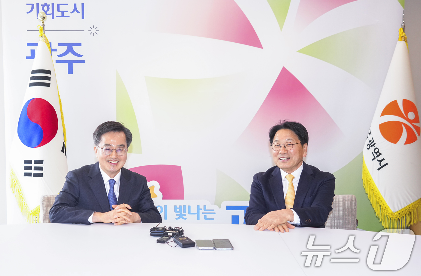 (광주=뉴스1) 박준배 기자 = 강기정 광주시장이 14일 오후 광주시청 접견실에서 김동연 경기도지사와 만나 상호 협력 방안을 논의하고 있다. (광주시 제공. 재판매 및 DB 금지) …