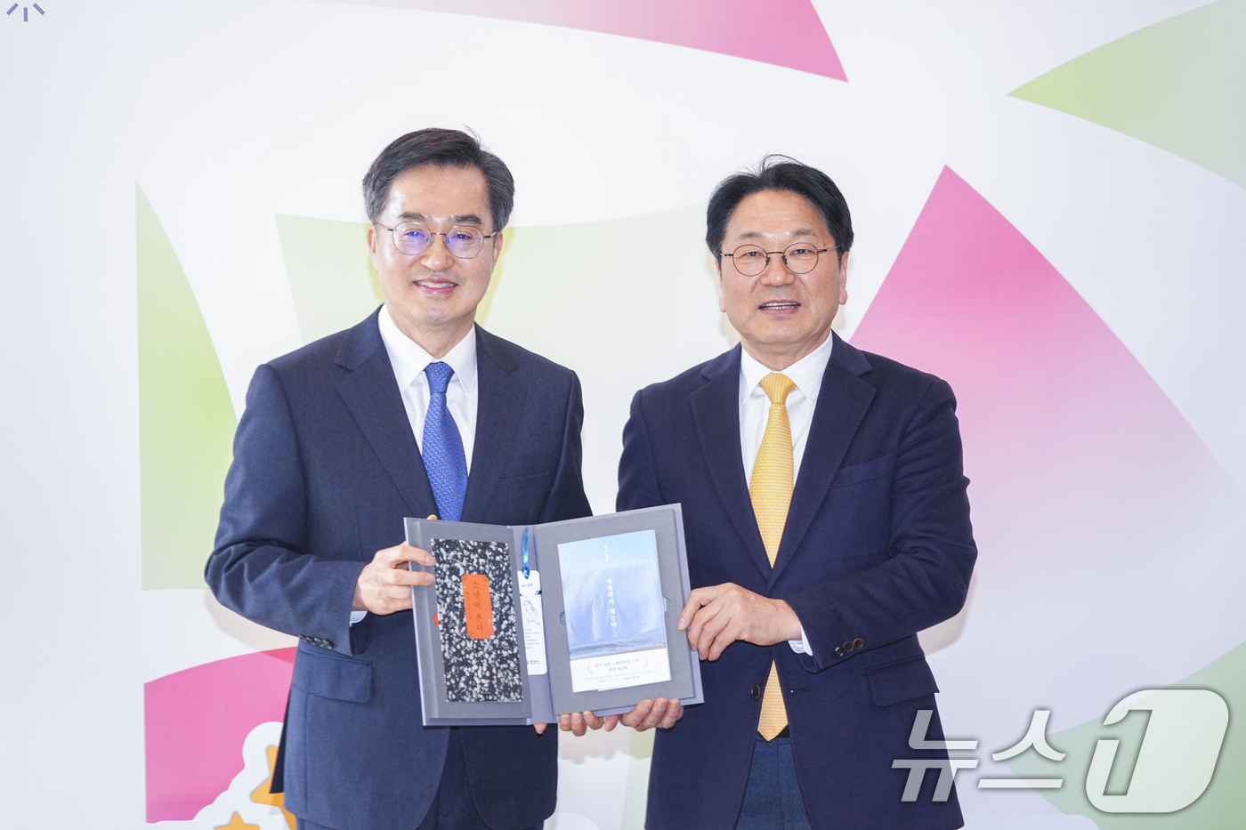 (광주=뉴스1) 박준배 기자 = 강기정 광주시장이 14일 오후 광주시청 접견실에서 김동연 경기도지사와 만나 한강 작가의 소설 ‘소년이 온다’, ‘작별하지 않는다’ 책을 전달하고 있 …