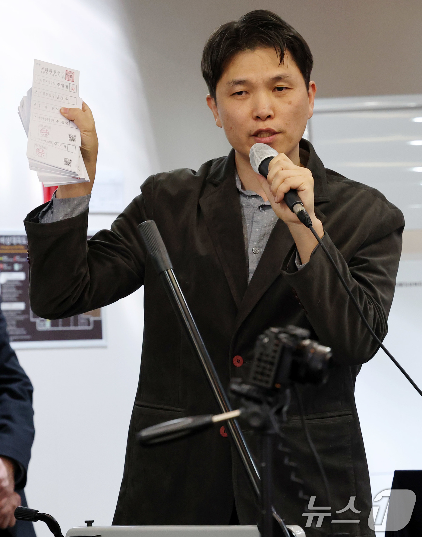 (서울=뉴스1) 박세연 기자 = 조슈아 바실리아TV대표가 14일 서울 중구 한국프레스센터에서 황교안 전 국무총리가 ‘비상계엄과 부정선거 사기 카르텔’을 주제로 가진 외신기자회견에 …