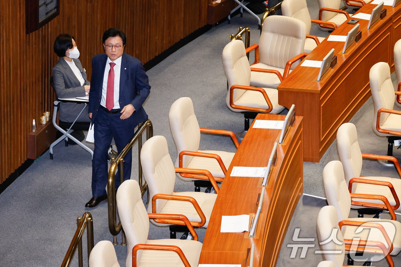 본문 이미지 - 박형수 국민의힘 원내수석부대표가 14일 오후 서울 여의도 국회에서 열린 제422회국회&#40;임시회&#41; 제6차 본회의에서 헌법재판소 재판관 마은혁 임명 촉구 결의안&#40;대안&#41; 상정에 항의하며 퇴장하고 있다. 2025.2.14/뉴스1 ⓒ News1 안은나 기자