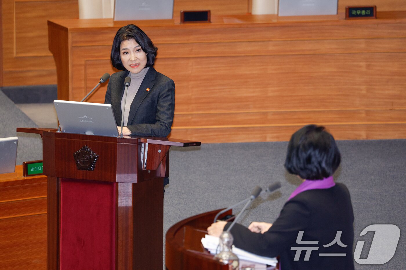 본문 이미지 - 이진숙 방송통신위원장이 14일 오후 서울 여의도 국회에서 열린 제422회 국회&#40;임시회&#41; 제6차 본회의에서 최민희 더불어민주당 의원의 교육·사회·문화에 관한 대정부 질문에 답변하고 있다. 2025.2.14/뉴스1 ⓒ News1 안은나 기자