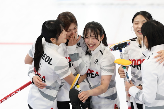 믹스 더블 아쉬움 잊어라…여자 컬링, 8년 만에 메달 획득 나선다 [올림픽]