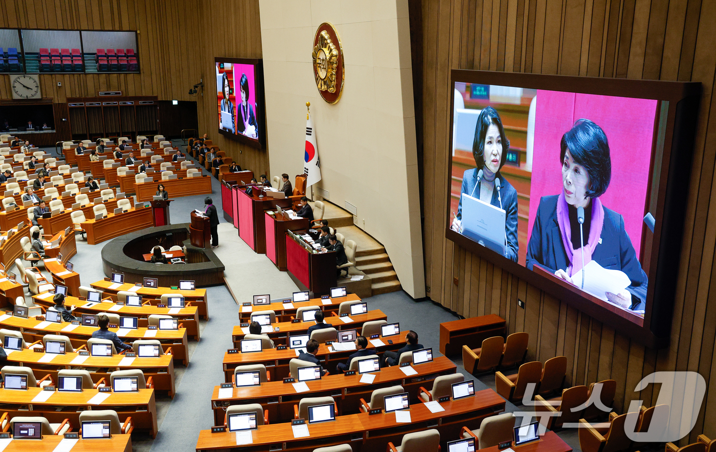 (서울=뉴스1) 안은나 기자 = 이진숙 방송통신위원장이 14일 오후 서울 여의도 국회에서 열린 제422회국회(임시회) 제6차 본회의에서 최민희 더불어민주당 의원의 교육·사회·문화에 …