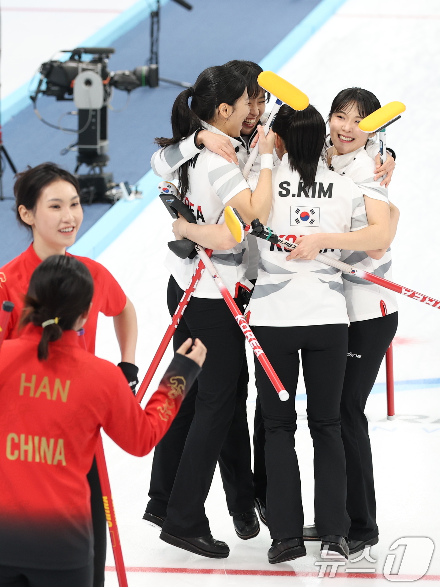 (하얼빈(중국)=뉴스1) 이승배 기자 = 14일 중국 헤이룽장성 하얼빈시 핑팡컬링아레나에서 열린 하얼빈 동계아시안게임 여자 컬링 결승전 한국과 중국의 경기에서 7대2로 승리하며 금 …